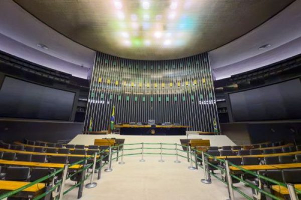 Plenário Ulysses Guimarães da Câmara dos Deputados do Congresso Nacional - ao fundo painel de Athos Bulcão de 1974 , sem título , alumínio e madeira Local:  - Distrito Federal Data: 01/2025 Código: 25DIB362.jpg Autor: Andre Dib