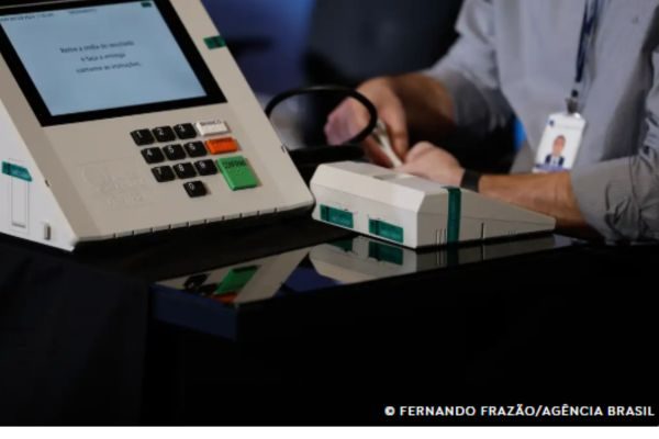 ft-urna eletronica-Fábio PozzebomAgência Brasil (13)