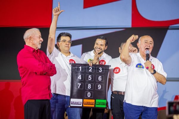 ft-urna eletronica-Fábio PozzebomAgência Brasil