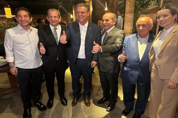 marcelo-castro-reune-200-prefeitos-piauienses-em-jantar-com_X1yd4e0.jpeg.1200x0_q95_crop